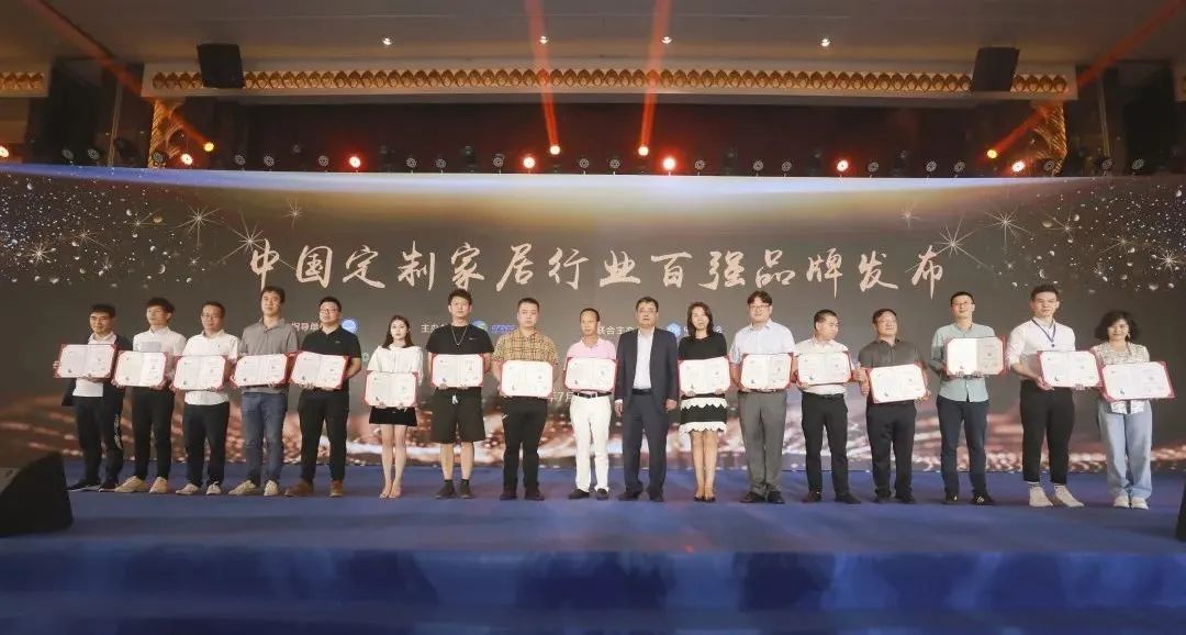 新征程,再起航︱伊德雅木業(yè)整家定制 榮獲“中國(guó)定制家居行業(yè)百?gòu)?qiáng)”稱(chēng)號(hào)，并當(dāng)選全國(guó)工商聯(lián)定制家居專(zhuān)委會(huì)常務(wù)理事單位！